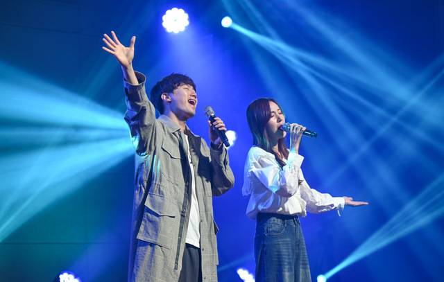 뮤지컬 배우 황바울 가수 간미연 부부가 청년들의 사랑을 응원하며 찬양을 부르는 모습. 안산=신석현 포토그래퍼