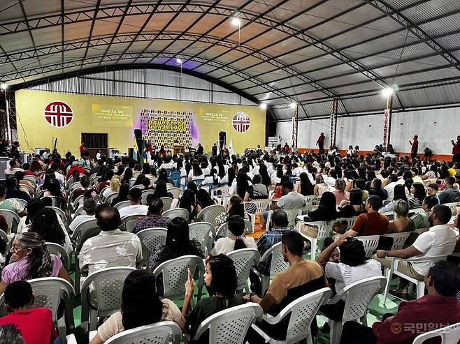 브라질 아마조나스주 개신교인과 지역 주민들이 26일 타파우아순복음교회에서 열린 집회에 참석하고 있다. 타파우아순복음교회가 최근 개관한 종합체육관에 마련된 800여석이 가득 찼고 실외에 놓인 임시 의자에도 사람들로 가득했다.