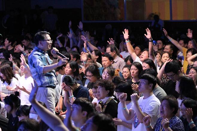 ‘2024 비전 콘퍼런스’ 참석자들이 지난해 경기도 김포 수정성결교회에서 뜨겁게 기도하고 있다. 하늘숲교회 제공
