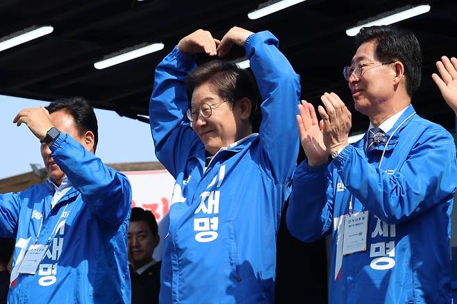 이재명 더불어민주당 대선 후보가 '캐스팅보트'로 꼽히는 충남지역 유세에 나선 25일 충남 당진시 당진전통시장에서 열린 유세에서 시민들에게 인사하고 있다. 연합뉴스