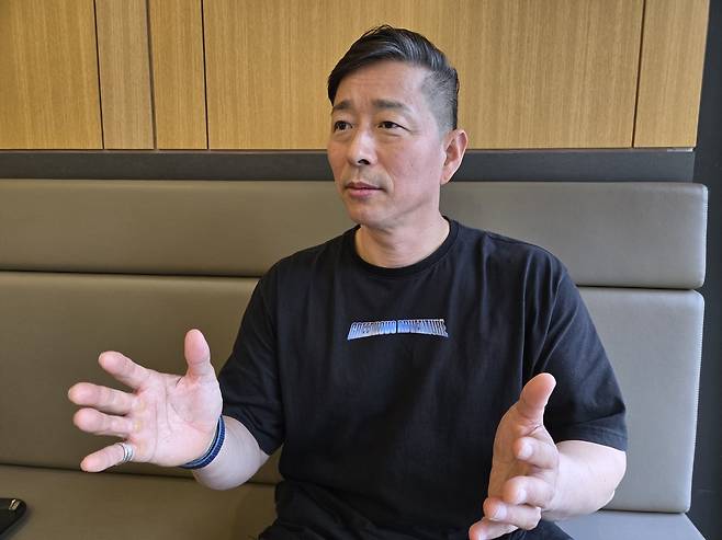 국민일보와 인터뷰를 진행하고 있는 한민수 감독. 박재구 기자