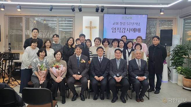 지난해 1월 섬길교회 창립 5주년 기념예배 후 성도들이 기념촬영을 하고 있다. 섬길교회 제공