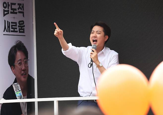이준석 개혁신당 대선 후보가 지난 24일 경기도 수원 팔달구 수원역 로데오거리에서 지지를 호소하고 있다. 연합뉴스