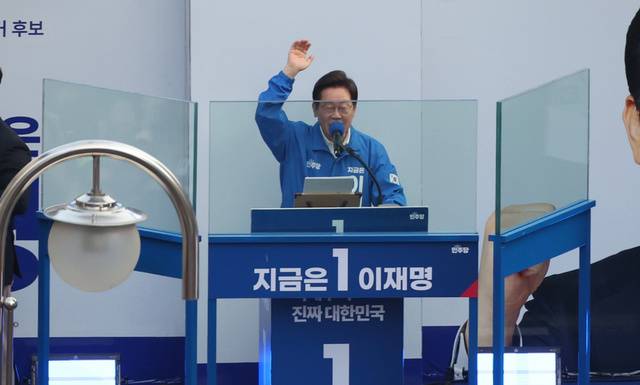 더불어민주당 이재명 대선 후보가 25일 충남 천안시 동남구 신부문화거리에서 열린 유세에서 시민들에게 지지를 호소하고 있다. 연합뉴스
