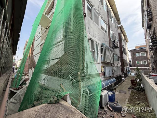 외벽 팽창으로 대피 조치가 내려졌던 수원특례시 장안구 송죽동 주택이 26일 새벽 사고 발생 5일 만에 외벽 일부가 무너져 내린 것으로 확인됐다. 시는 정밀안전진단 결과 건물 구조적 문제는 아닌 것으로 판단하고 있었지만, 실제 붕괴가 발생함에 따라 추가 점검과 보수 계획을 다시 검토할 방침이다. 조주현기자