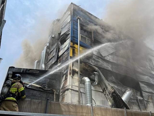 26일 오전 10시43분께 양주시 백석읍의 한 식품공장에서 화재가 발생해 소방당국이 불을 끄고 있다. 경기도북부소방재난본부 제공