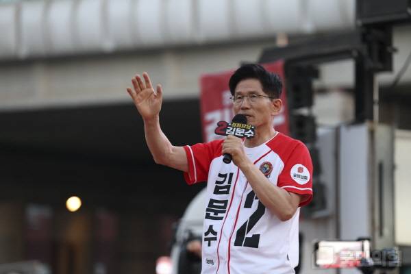 ▲ 지난 25일 김문수 후보는 충청남도 아산시에 위치한 온양온천역 광장에서 시민들과 인사를 나누고 제21대 대통령 선거에서 지지를 호소하였다. 사진=국민의힘