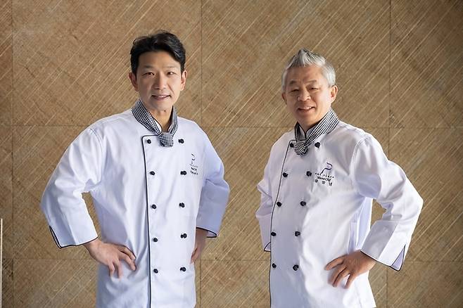 現 도원 총괄 주방장 ‘이경률’, 2대 총괄 주방장이자 現 신차이 오너 셰프 ‘유방녕’ / 사진=더 플라자