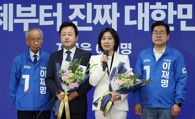 26일 서울 여의도 당사에서 열린 중앙선거대책위원회의에서 허은아 전 의원이 입당과 관련해 발언하고 있다. 왼쪽부터 윤여준 더불어민주당 총괄선대위원장, 김용남, 허은아 전 위원, 박찬대 당 대표 직무대행 겸 원내대표. [사진 출처 = 연합뉴스]