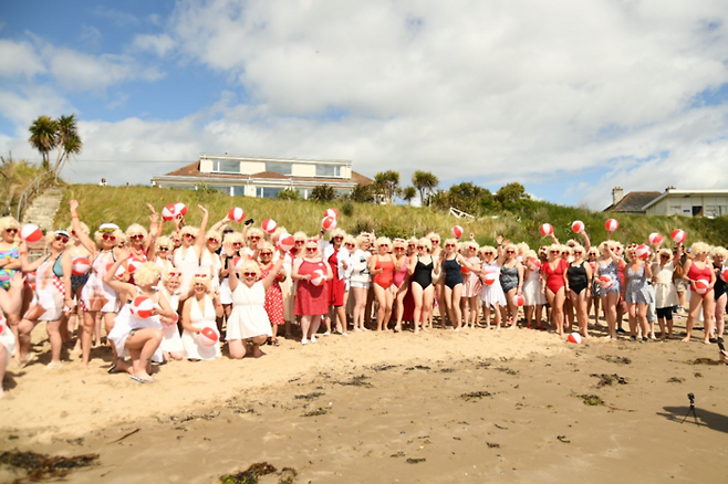 마릴린 먼로 분장을 하고 여성 암 치료 자선 행사에 참석한 참가자들. 마릴린 메이터 패들 공식 페이스북 캡처