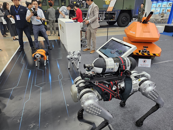 지난 2023년 대구 엑스코에서 개최된 국제소방안전박람회에서 영인모빌리티가 4족 보행 로봇을 소개하고 있다. 연합뉴스