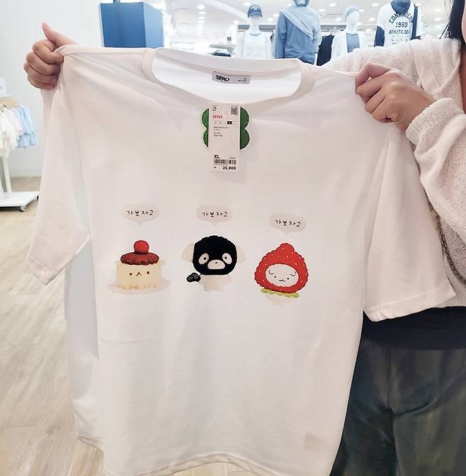스파오 롯데월드몰점에서 고객이 직접 DIY 한 도너리 협업 티셔츠.[사진출처=이랜드월드]
