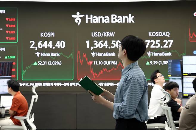 26일 서울 하나은행 본점 딜링룸에서 딜러가 업무를 보고 있다. [사진 = 연합뉴스]