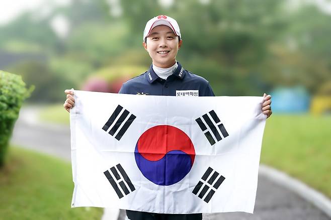 US여자오픈 우승에 도전하는 김효주가 태극기를 펼쳐 보이며 환하게 웃고 있다.