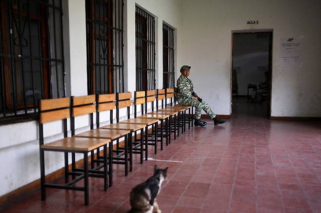 텅빈 투표소 베네수엘라 총선·지방선거가 25일(현지시간) 실시된 가운데 수도 카라카스에 마련된 텅 빈 투표소에서 군인 한 명이 한가롭게 경비를 서고 있다. [로이터 = 연합뉴스]