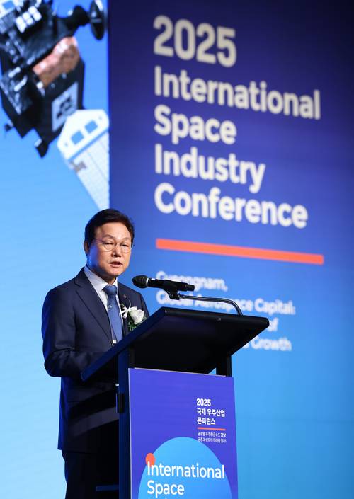 박완수 경남지사가 26일 서울 그랜드 하얏트 호텔에서 열린 ‘2025 국제 우주산업 콘퍼런스’에서 개회사를 하고 있다./경남도/