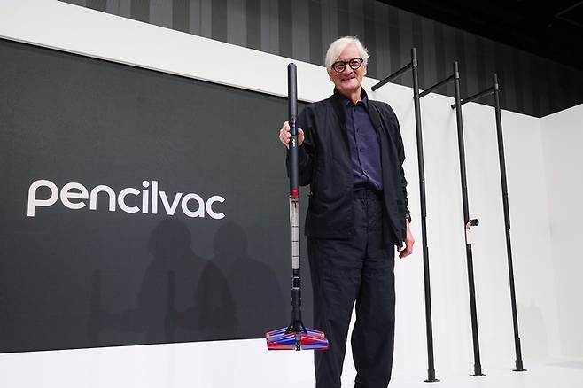 다이슨의 창업가이자 수석엔지니어인 제임스 다이슨 경이 도쿄에 있는 박람회장인 스페이스오에서 가장 얇은 무선 청소기인 ‘펜슬백’을 소개하고 있다. [사진 = 다이슨]