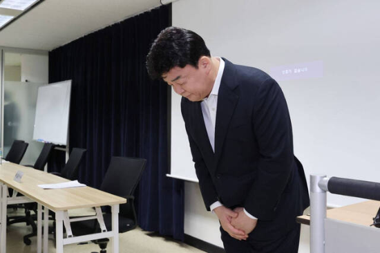 백종원 더본코리아 대표가 지난 3월 28일 서울 서초구 스페이스쉐어 강남역센터에서 열린 첫 정기 주주총회에서 주주들을 향해 사과하고 있다. (사진=연합뉴스)