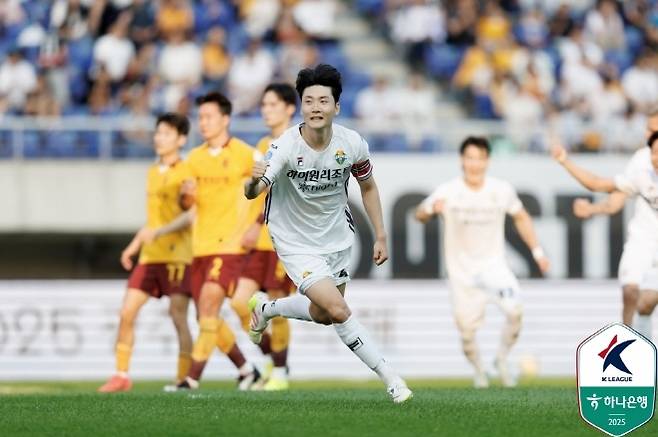 강원 FC는 5월 25일 광주 FC 원정에서 경기 막판 김동현의 페널티킥 결승골로 1-0으로 승리했다. 사진=한국프로축구연맹