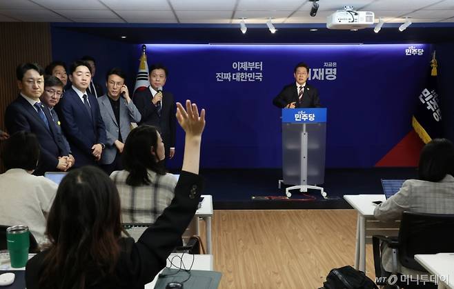 [서울=뉴시스] 고승민 기자 = 이재명 더불어민주당 대선 후보가 25일 서울 여의도 당사에서 기자간담회를 하던 중 질문을 받고 있다. 2025.05.25. kkssmm99@newsis.com /사진=고승민