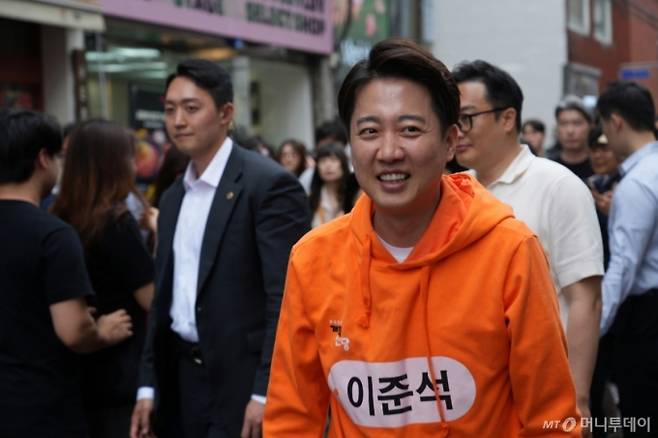 (서울=뉴스1) = 이준석 개혁신당 대통령 후보가 17일 오후 서울 성동구 성수동 카페거리에서 유세를 하고 있다. (이준석캠프 제공, 재판매 및 DB 금지)2025.5.17/뉴스1  Copyright (C) 뉴스1. All rights reserved. 무단 전재 및 재배포,  AI학습 이용 금지. /사진=(서울=뉴스1)