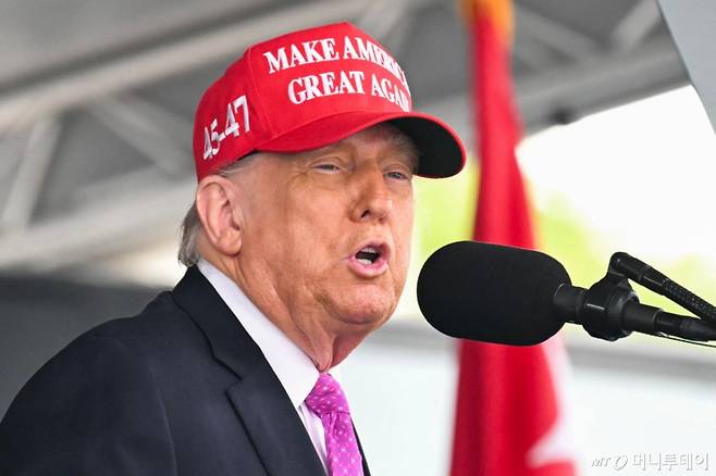 도널드 트럼프 미국 대통령이 24일(현지시간) 뉴욕주에 있는 웨스트포인트 육군사관학교 졸업식에서 "우리나라를 제외한 모든 나라를 방어하는 게 주된 고려였던 날은 끝났다. 우리는 미국을 우선해야 한다"고 밝히고 있다. / 로이터=뉴스1