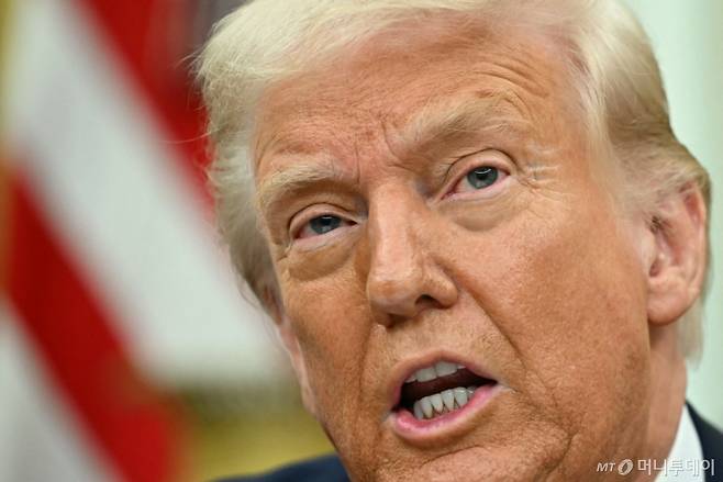 도널드 트럼프 미국 대통령이 지난 3월6일(현지시간) 워싱턴 백악관에서 행정명령에 서명한 뒤 취재진을 만나 "나토 국가들이 돈을 내지 않으면 나는 그들을 방어하지 않겠다"고 밝히고 있다. / AFP=뉴스1