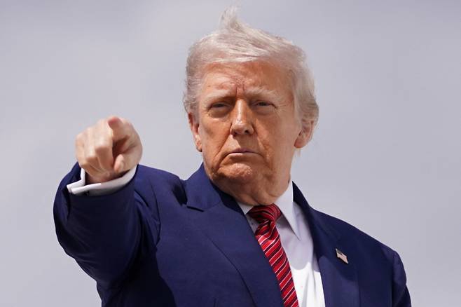 도널드 트럼프 미국 대통령이 23일(현지시간) 워싱턴 인근 앤드루스 합동 기지서 뉴저지로 가는 전용기를 타고 있다. /로이터=뉴스1