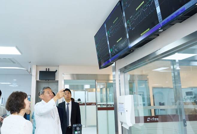 하헌영 인천나은병원장(왼쪽 두 번째)과 의료진들이 병동에 설치되어 있는 씽크 모니터를 살펴보고 있다. /사진제공=대웅제약