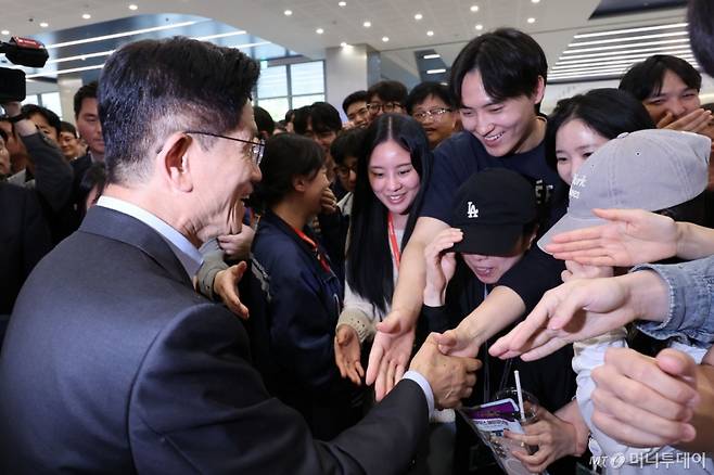 [평택=뉴시스] 권창회 기자 = 김문수 국민의힘 대선 후보가 26일 경기 평택시 삼성전자 평택캠퍼스를 방문해 삼성직원들과 인사하고 있다. 2025.05.26. kch0523@newsis.com /사진=권창회