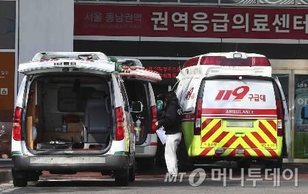 서울 시내의 한 대학병원 응급실 앞에 구급차들이 대기하고 있다. /사진=[서울=뉴시스] 김근수 기자