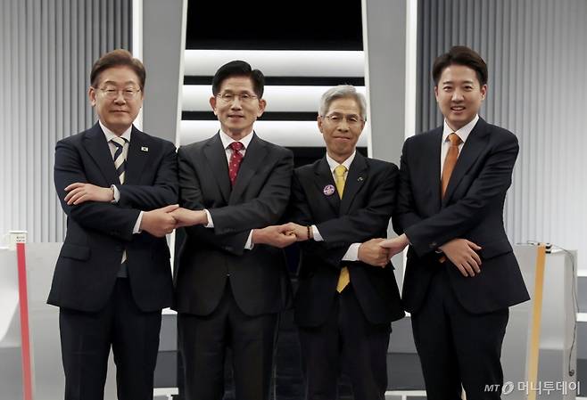 23일 서울 영등포구 KBS본관 스튜디오에서 열린 중앙선거방송토론위원회 주관 제21대 대통령선거 2차 후보자 토론회 시작에 앞서 각 정당 대선후보들이 기념촬영을 하고 있다. 왼쪽부터 이재명 더불어민주당, 김문수 국민의힘, 권영국 민주노동당, 이준석 개혁신당 대선후보. 2025.05.23. /사진=뉴시스 /사진=