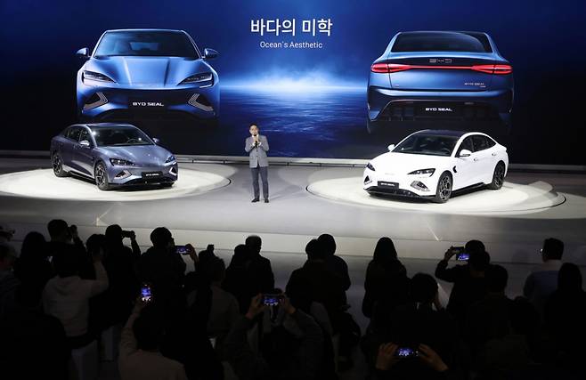 조인철 BYD KOREA 승용부문 대표가 4월 3일 오전 경기도 고양시 킨텍스에서 열린 2025서울모빌리티쇼에서 BYD 씰(SEAL) 모델을 소개하고 있다. /사진=뉴시스