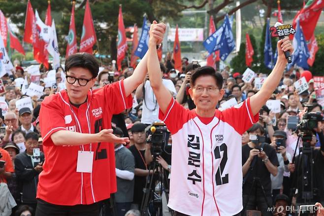[서울=뉴시스] 권창회 기자 = 김문수 국민의힘 대선 후보가 26일 서울 도봉구 방학사거리 인근에서 열린 집중유세에서 한동훈 전 국민의힘 대표와 손을 맞잡고 있다. 2025.05.26. kch0523@newsis.com /사진=권창회