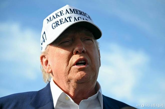 (모리스타운 AFP=뉴스1) 우동명 기자 = 도널드 트럼프 미국 대통령이 25일(현지시간) 뉴저지에서 주말을 보낸 뒤 모리스타운 공항서 워싱턴 행 전용기를 타기 전에 취재진을 만나 “블라디미르 푸틴 러시아 대통령이 우크라이나에서 많은 사람을 죽이고 있다. 러시아에 대해 더 많은 제재를 부과하는 방안을 검토하고 있다”고 말하고 있다. 2025.05.26  ⓒ AFP=뉴스1  Copyright (C) 뉴스1. All rights reserved. 무단 전재 및 재배포,  AI학습 이용 금지. /사진=(모리스타운 AFP=뉴스1) 우동명 기자