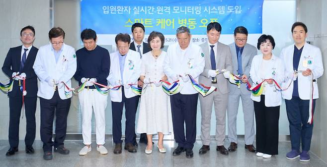 인천나은병원이 대웅제약과 협력해 스마트 모니터링 시스템 '씽크'를 전 병상에 도입하고 실제로 3명의 위급환자 생명을 살리는 데 기여했다. 인천나은병원, 대웅제약, 씨어스테크놀로지 관계자들이 스마트케어 병동 오픈식에서 테이프 커팅식을 진행하고 있다. /사진=대웅제약