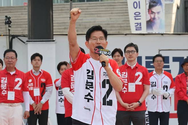 최근 보수층 결집으로 지지율에 탄력을 받고 있는 김 후보도 자신의 정치적 기반인 경기를 찾아 막판 세몰이에 나섰다. 사진은 김문수 국민의힘 대통령 후보가 26일 오후 경기 용인시 포은아트갤러리 광장에서 가진 유세에서 시민들에게 지지를 호소하는 모습. /사진=뉴스1