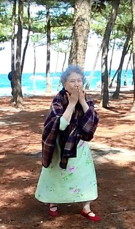 박정자 배우가 25일 자신의 ‘사전 장례식’에서 문상객들을 맞고 있다. 이날 참석자들은 만장을 들고 상여 행렬을 따랐다.  양대인 사진작가 제공