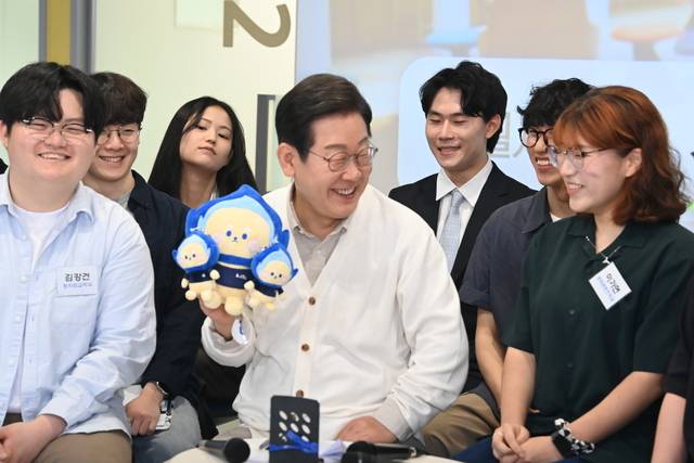 아주대 학생과 대화 이재명(가운데) 더불어민주당 대통령 선거 후보가 26일 오전 경기 수원시 아주대에서 대학생들과 간담회를 하고 있다. 곽성호 기자