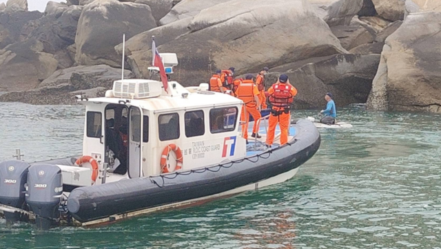 대만 해순서가 지난 20일 밀입국을 시도하는 중국 남성을 체포하는 모습. X 캡처