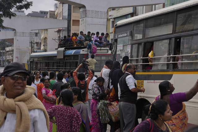 지난 2023년 11월 30일 인도 중남부 도시인 하이데라바드에서 버스들이 운행하고 있다. AP 뉴시스