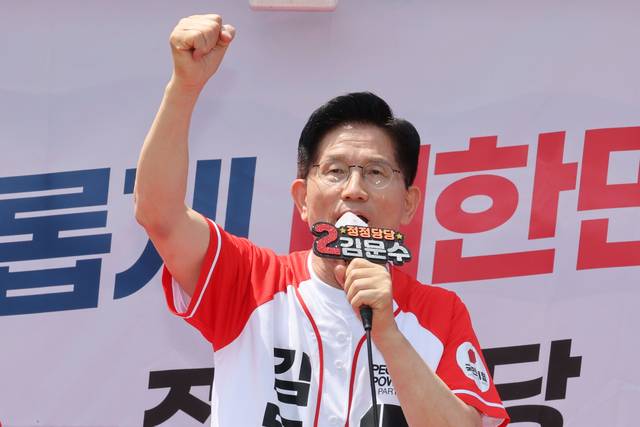 김문수 국민의힘 대선 후보가 26일 경기 안성시 안성중앙시장 서인사거리에서 유세를 하고 있다. 연합뉴스