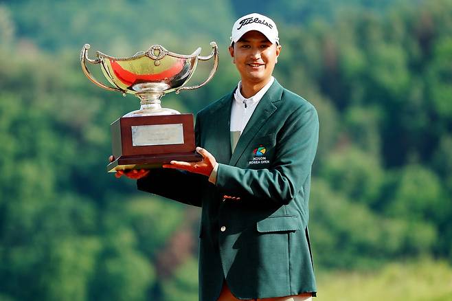 우승 트로피를 들고 포즈를 취한 사돔 깨우깐자나. [사진=코오롱 한국오픈 조직위 제공]