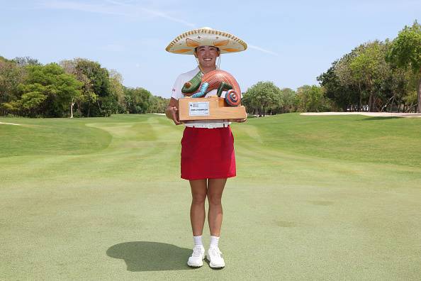 이와이 치사토가 LPGA 멕시코 리비에라 마야 오픈에서 우승한 뒤 멕시코 전통모자인 솜브레로를 쓴 채 우승컵을 들고 포즈를 취하고 있다.   [게티이미지]
