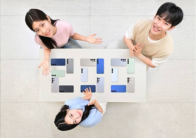 삼성전자 관계자가 ‘갤럭시 S25 시리즈’ 국내 200만대 판매 달성을 소개하는 모습 [삼성전자 제공]