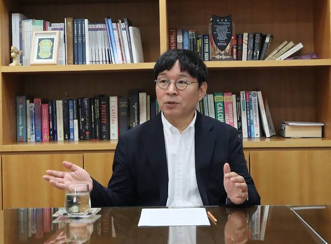 이시욱 대외경제정책연구원(KIEP) 원장은 22일 헤럴드경제와의 인터뷰에서 “강달러가 고민인 우리로서도 수출 경쟁력에 영향을 주지 않는 선에서 일정 수준의 원화 절상은 검토해 볼 수 있는 카드라고 보고 있다”고 말했다. [사진 대외경제정책연구원(KIEP)]