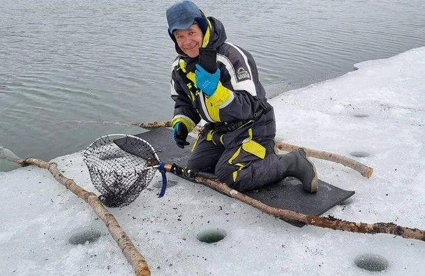 스웨덴 야생 투어 가이드 크레쿨라가 칼릭스강에 빠졌다가 5시간 만에 건진 자신의 삼성전자 스마트폰. [삼성전자 뉴스룸]