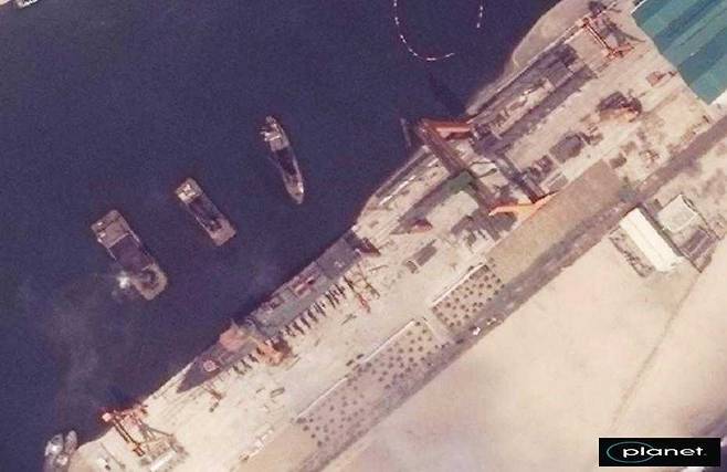 조선중앙통신은 26일 구축함 진수 사고와 관련해 법기관이 전날 리형선 노동당 중앙위원회 군수공업부 부부장을 구속했다고 보도했다. 사고 발생 전인 지난 15일 청진조선소에서 건조를 마치고 진수를 준비중인 북한의 구축함 위성사진. [통일부 제공]