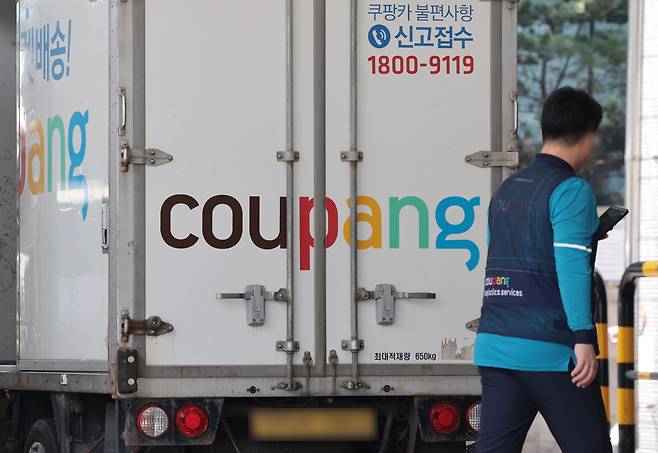 서울 시내의 한 물류 캠프에 쿠팡 배송 차량이 주차돼 있다. [연합]