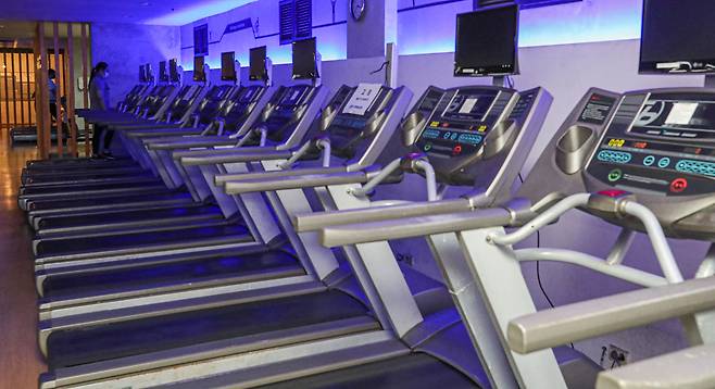 서울 시내 한 헬스장에 고객이 런닝머신을 타고 있다.  사진은 기사 내용과 관련 없음 [뉴시스]